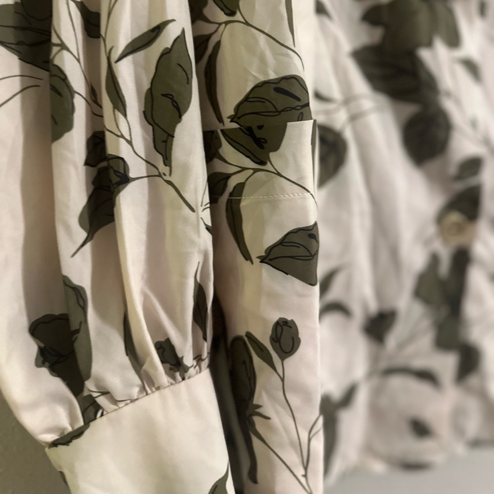 NWT Ghospell Green and Cream Floral Women's Blouse - Picture 4 of 12